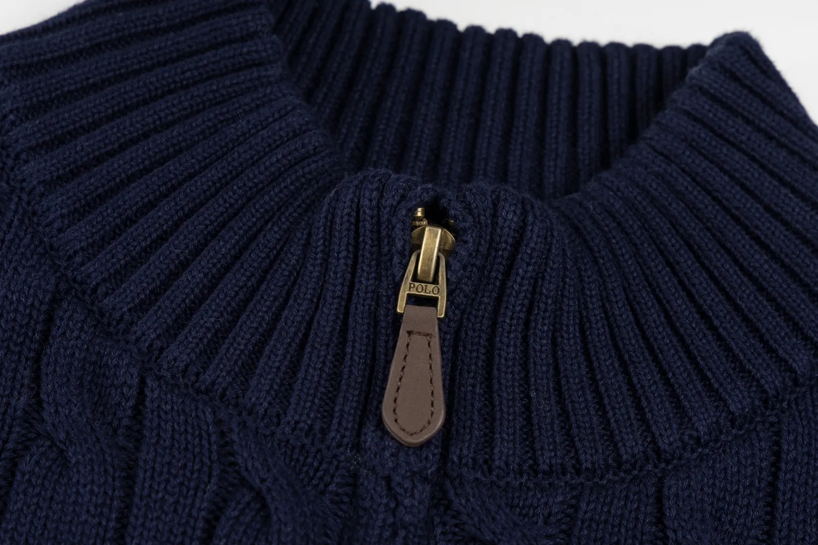 P260 #R98 RALPH LAUREN Ralph Lauren nine-color classic small label embroidery logo full zipper knitted cable cardigan sweater, high-density LOGO embroidery on the chest, original customization of tag accessories. Made of pure cotton yarn, pure cotton is skin-friendly and comfortable, small label war horse embroidered twist zipper cardigan sweater 🐎 high quality, follow the blogger to learn how to wear it! Let’s buy a Ralph Lauren cable sweater. It’s a super hard-to-find series after it became popular. It’s hard to find one on the official website. It’s simple and practical to wear, with a lazy and loose feel. The thickened fabric has more texture, feels soft and delicate, and has a loose fit. Whether worn alone or layered, you can wear different styles of fashion with just one piece!   Size：XS S M L